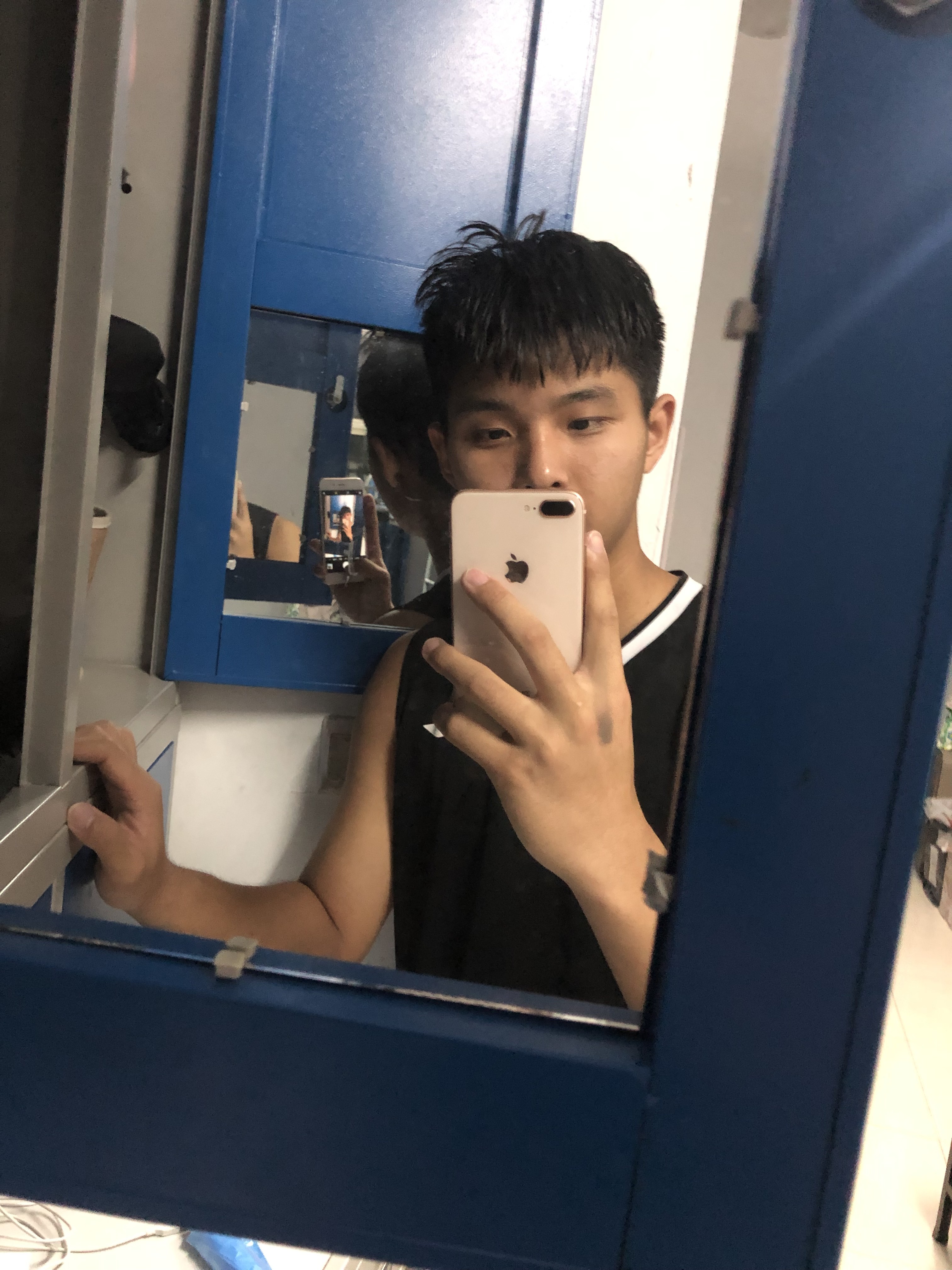 大专宿舍里对着镜子的自拍
