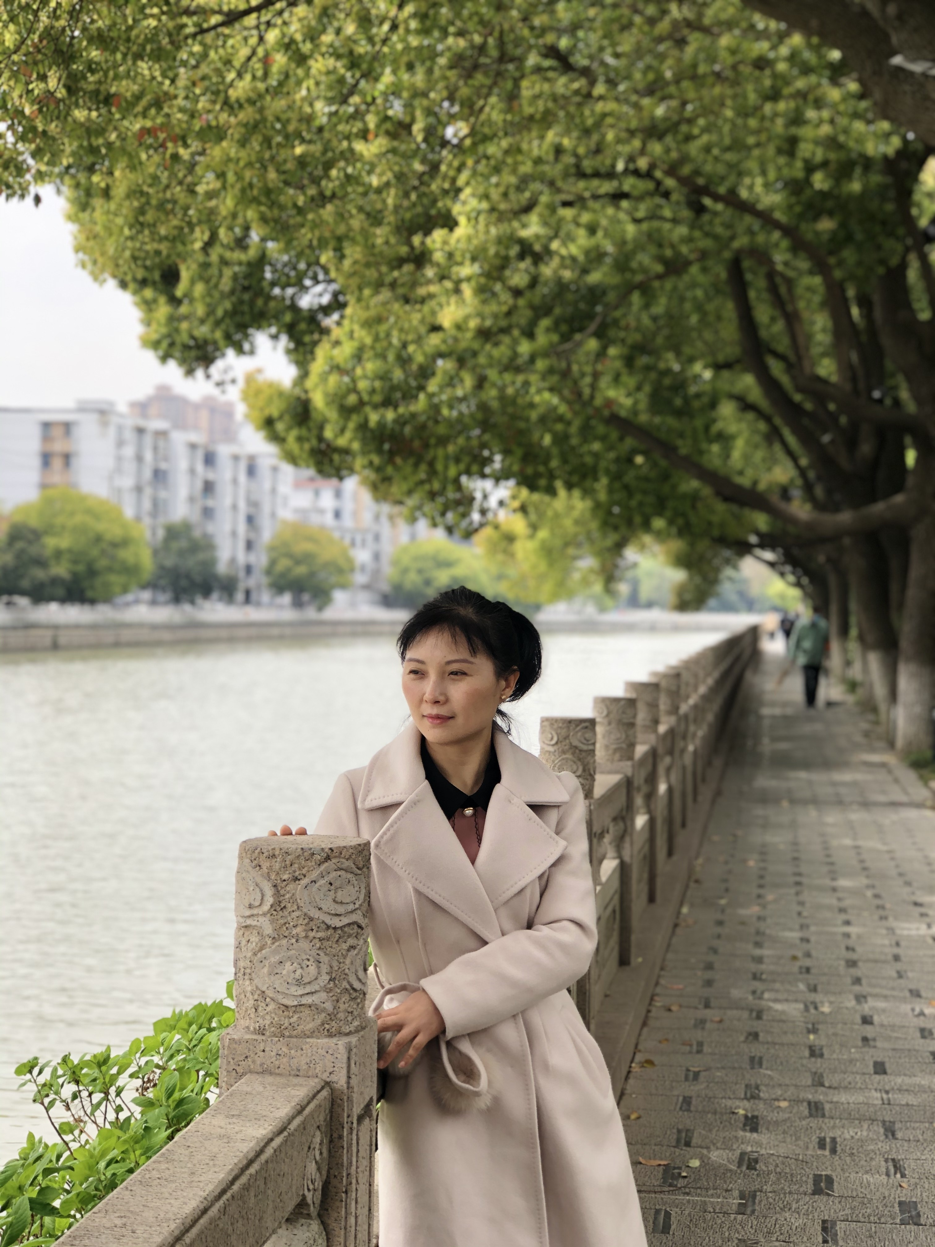 和我妈妈去一个公园的时候拍的，南方真的是到处都有河水