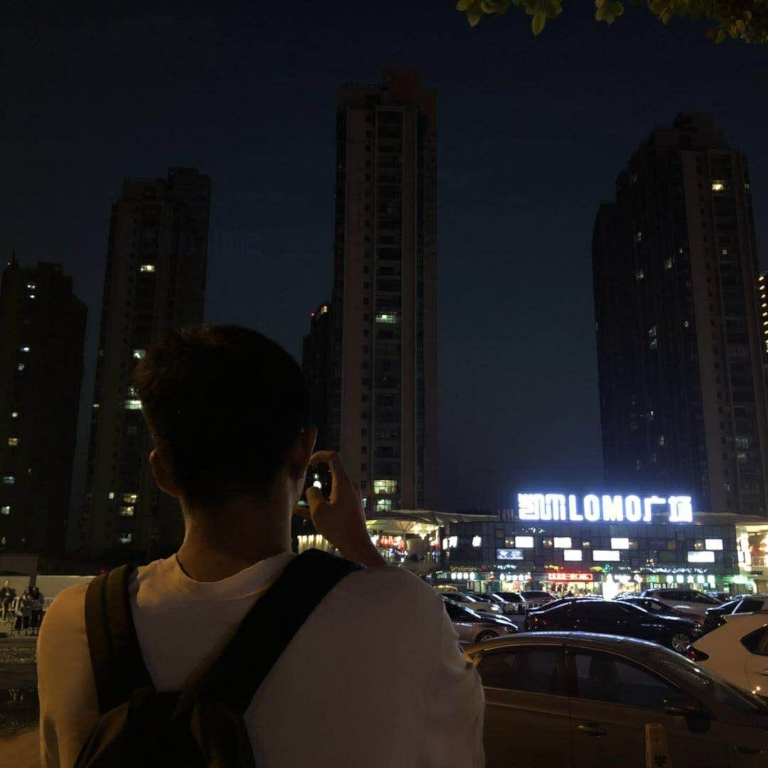 晚上在学校外的商场逛街，我应该是在拍月亮