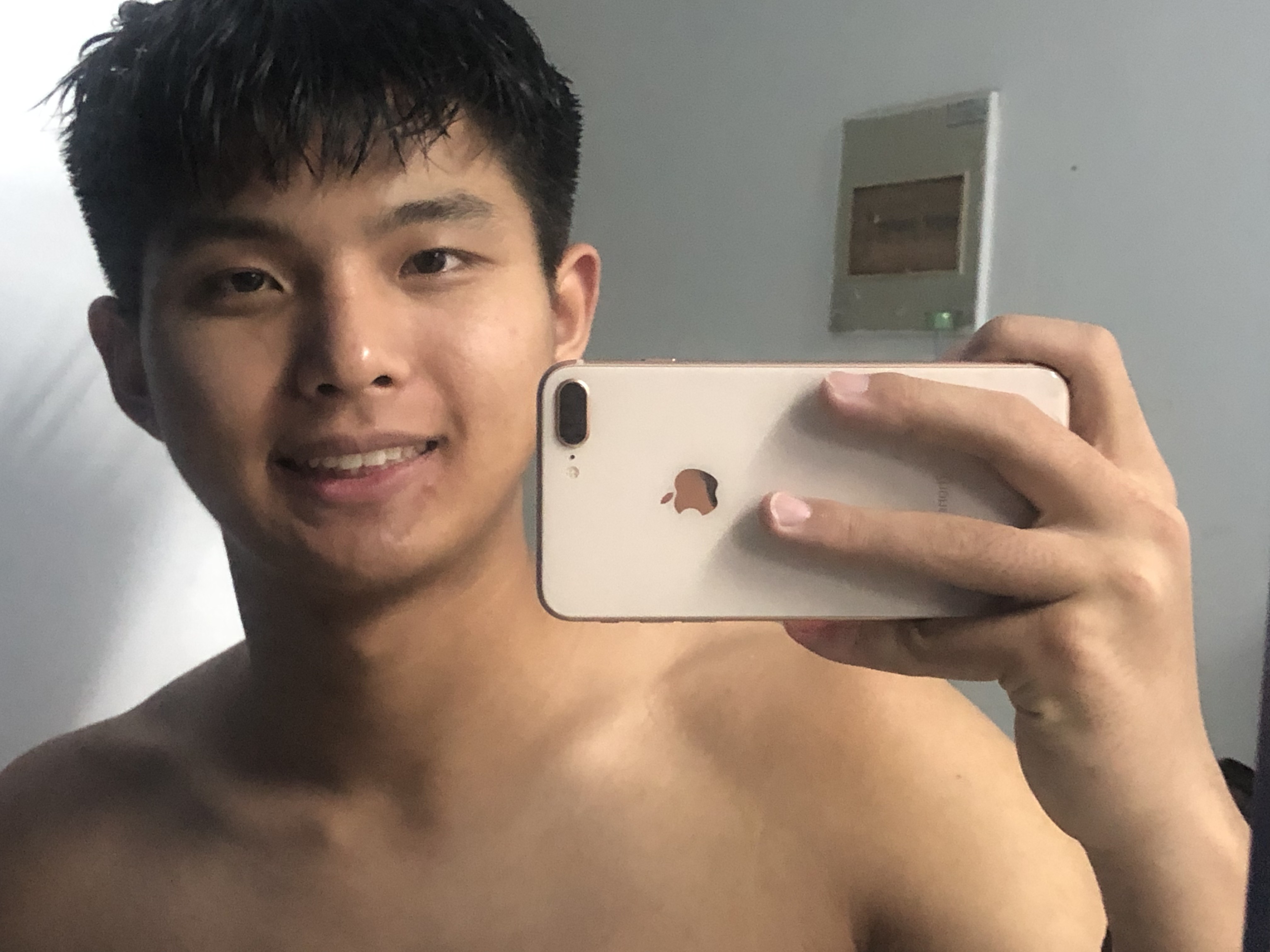 一张标准的假笑，应该也是17或者18年在宿舍拍的